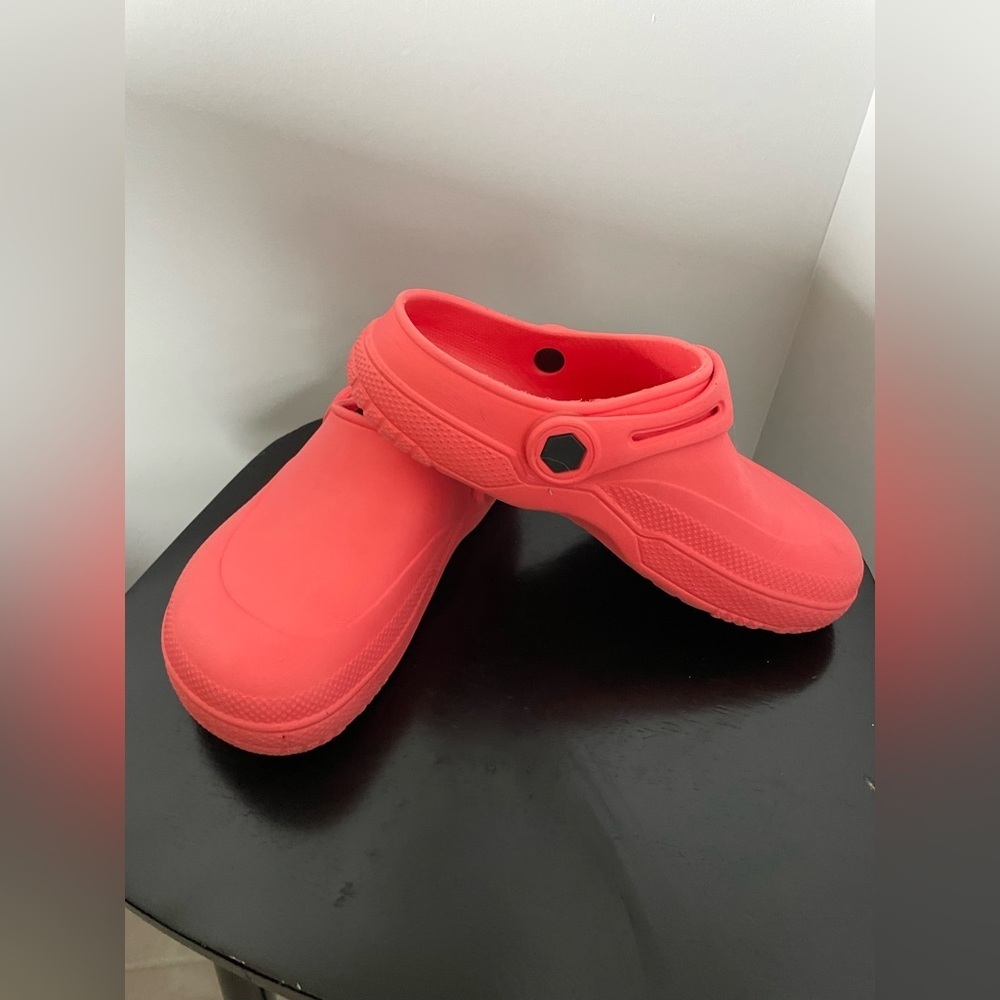 Crane coral Rubber women’s size 7/8 Waterproof Perforated Clog/Croc like Slip On